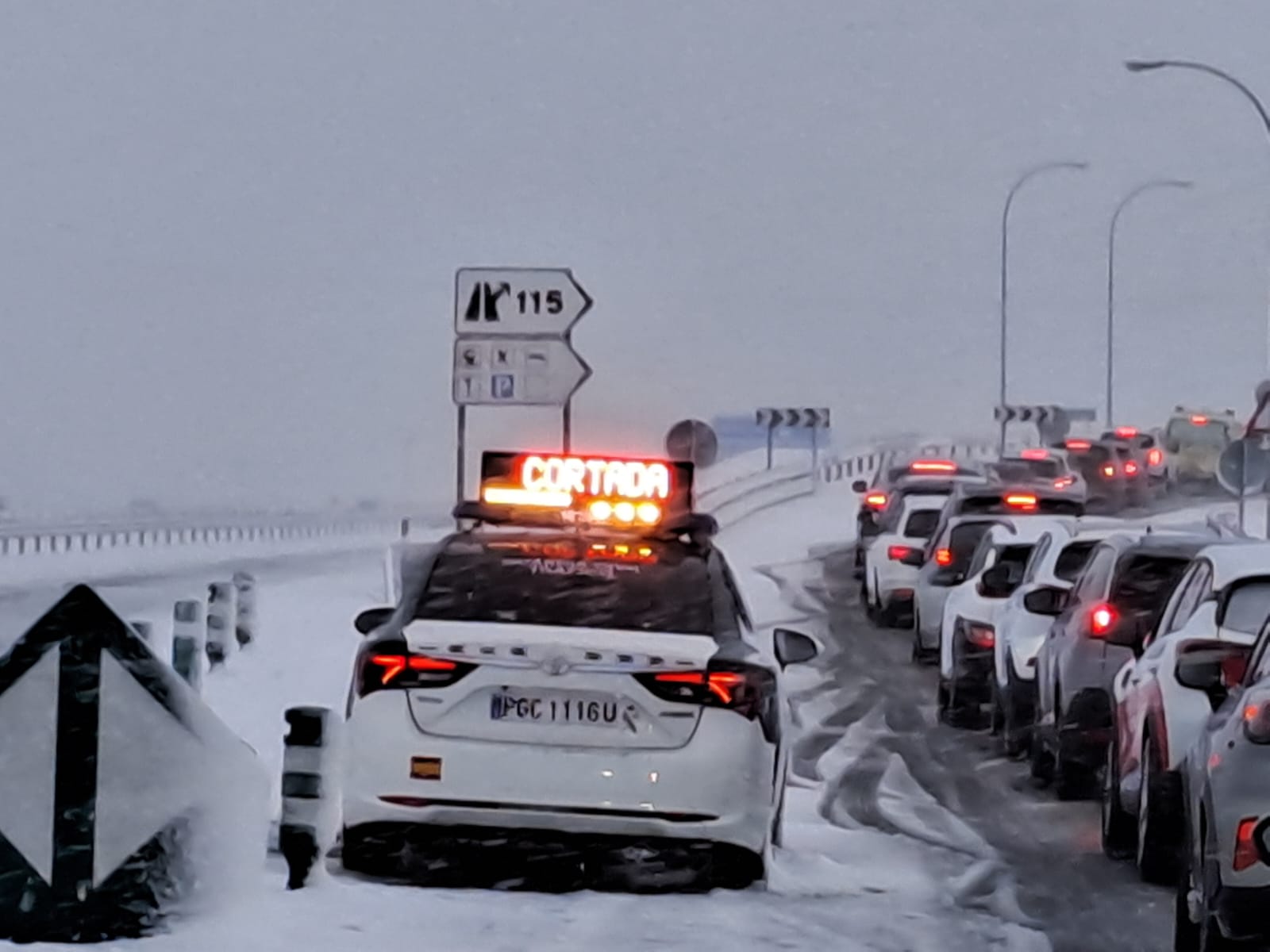 El corte de la A1 dejó a numerosos vehículos bloqueados durante horas en la provincia de Segovia El corte de la A1 dejó a numerosos vehículos bloqueados durante horas en la provincia de Segovia