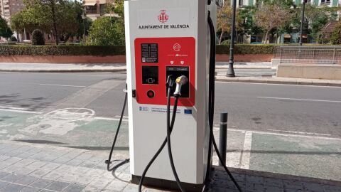 Cargador municipal para vehículos eléctricos