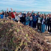 Estudiantes de EE.UU participan en la recuperación del paraje natural de Torrevieja 