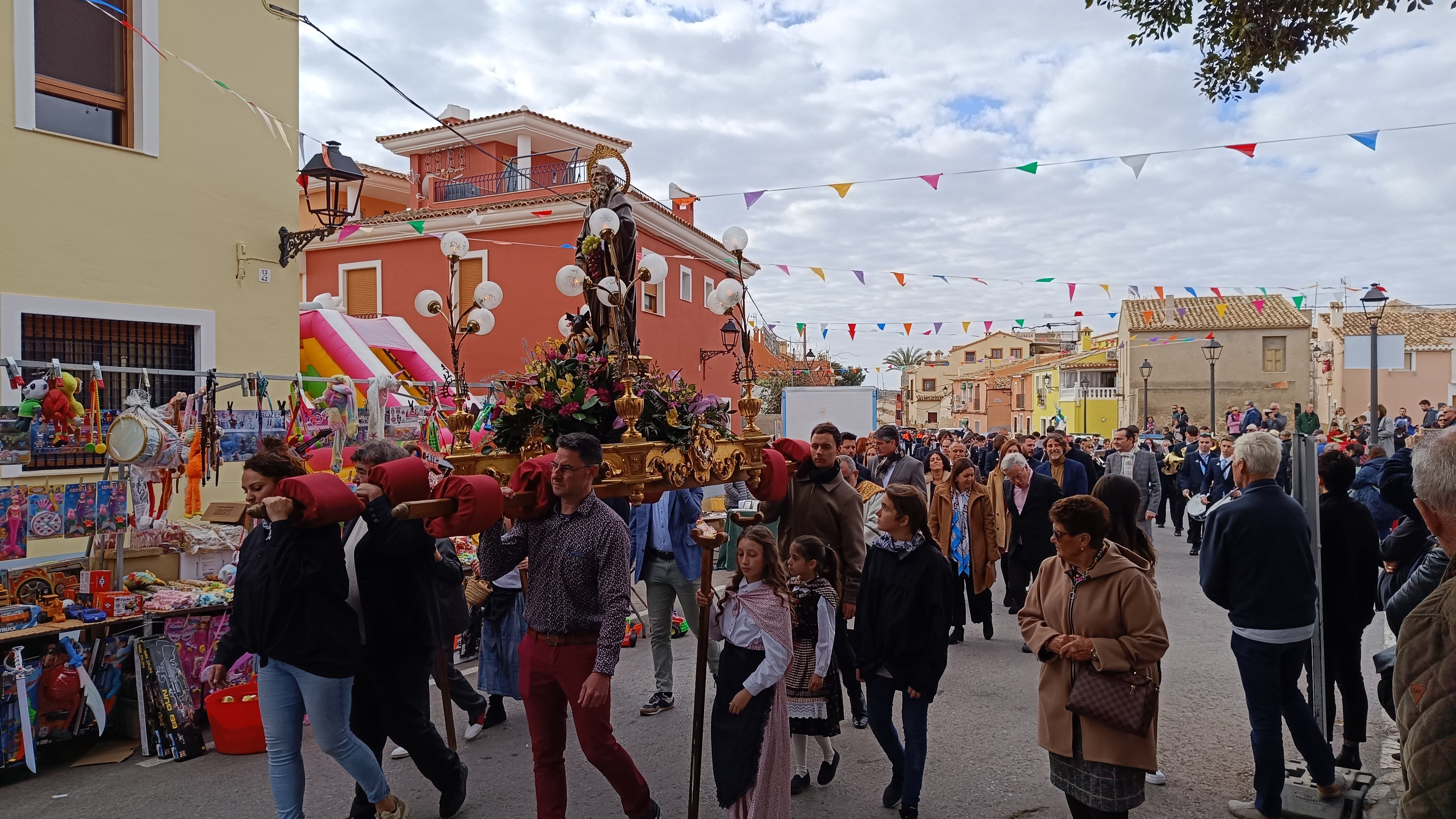 La Marina Baixa se vuelca en la festividad de Sant Antoni La Marina Baixa se vuelca en la festividad de Sant Antoni