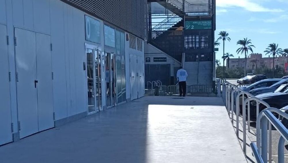 Rodri Mendoza abandona el estadio Martínez Valero con muletas