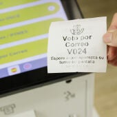 Un ticket de turno de voto por correo en una oficina de Correos | Imagen de archivo