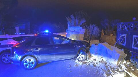 El veh&iacute;culo tras la colisi&oacute;n contra un muro de piedra