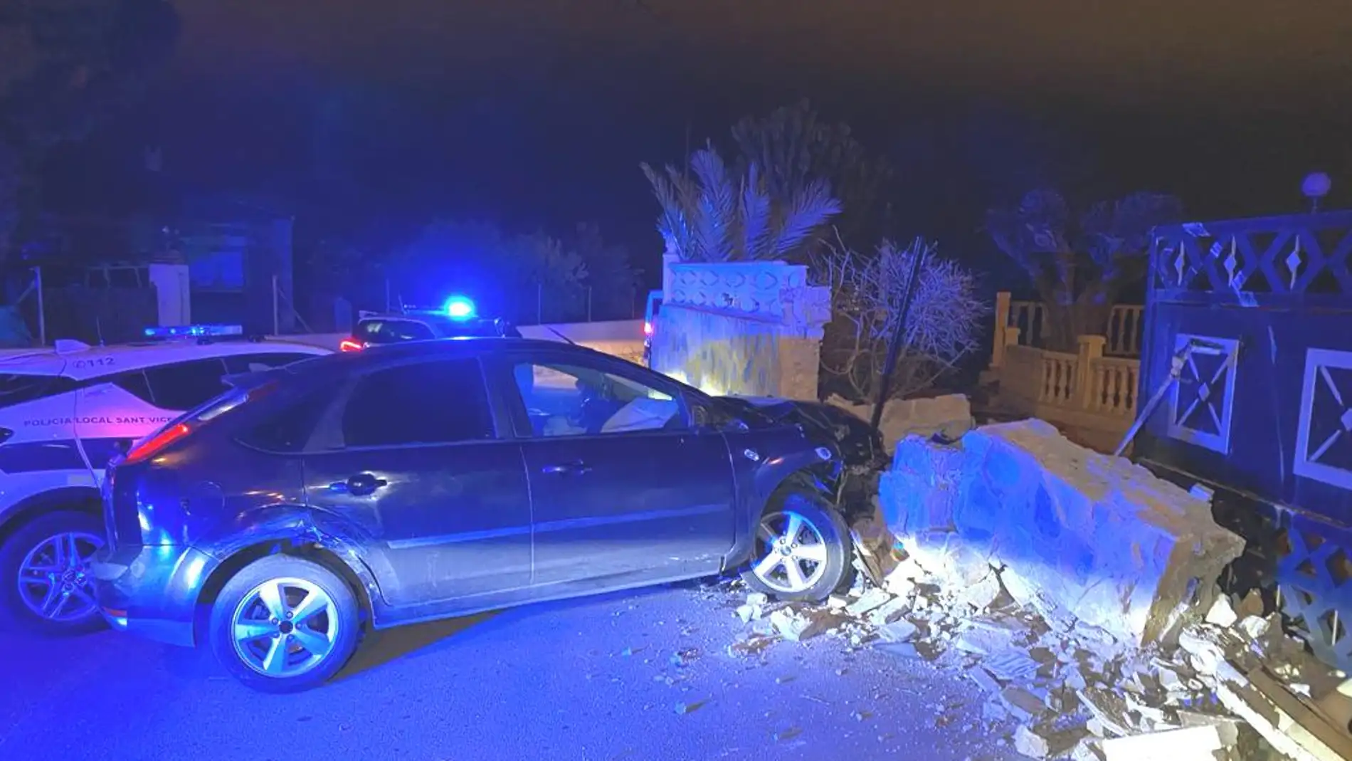 El vehículo tras la colisión contra un muro de piedra