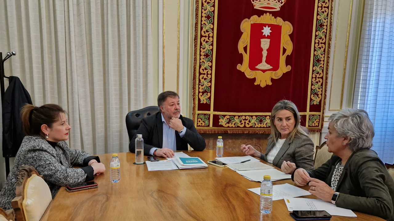 Milagros Tolón durante su reunión con el alcalde de Cuenca, Darío Dolz