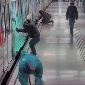Graffiteros vandalizan un vagón de metro en Barcelona