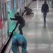 Graffiteros vandalizan un vagón de metro en Barcelona Graffiteros vandalizan un vagón de metro en Barcelona