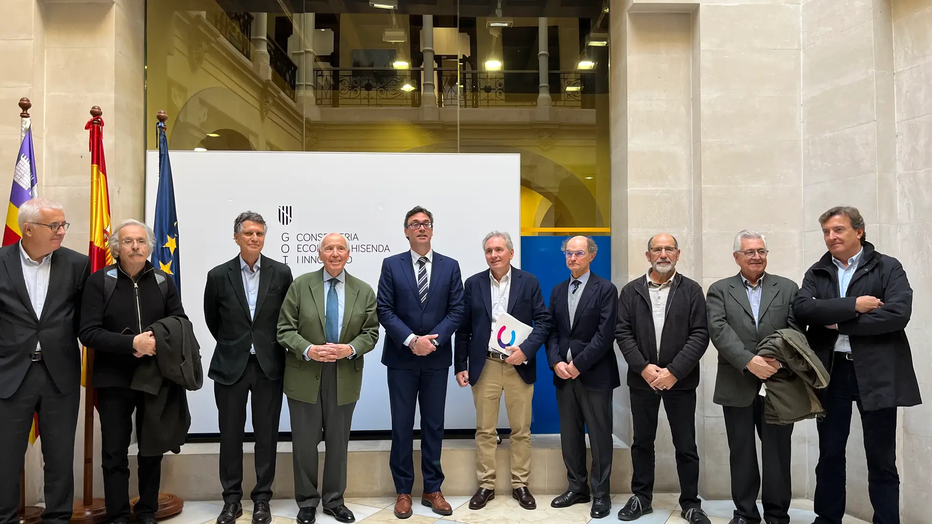 El vicepresidente del Govern, Antoni Costa, junto a los presidentes del Cercle d'Economia. 