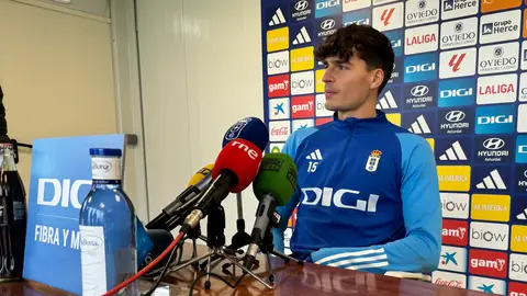 23-1 Luengo en la sala de prensa del Requexon 23-1 Luengo en la sala de prensa del Requexon