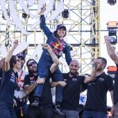 Cristina Gutiérrez celebra junto a su equipo su victoria en el Dakar