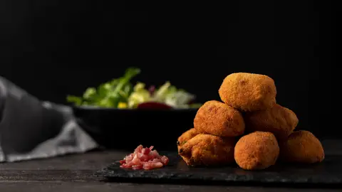 Gastronomía de Malpica: croquetas de jamón ibérico y donuts de cocido glaseado Gastronomía de Malpica: croquetas de jamón ibérico y donuts de cocido glaseado