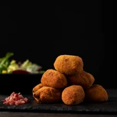 Gastronomía de Malpica: croquetas de jamón ibérico y donuts de cocido glaseado Gastronomía de Malpica: croquetas de jamón ibérico y donuts de cocido glaseado