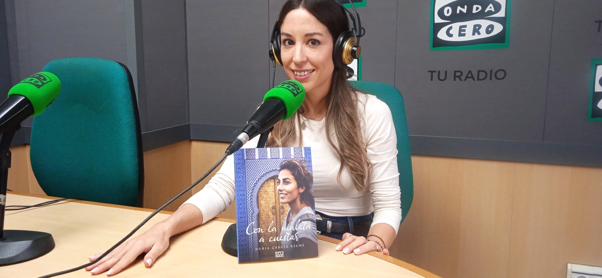 Así es 'Con la maleta a cuestas', la primera gran novela de la ilicitana Nuria García Reche Así es 'Con la maleta a cuestas', la primera gran novela de la ilicitana Nuria García Reche