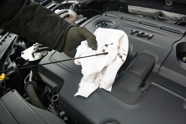 Cada cuánto hay que cambiar el aceite del coche: cómo hacerlo sin riesgo Cada cuánto hay que cambiar el aceite del coche: cómo hacerlo sin riesgo