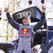 Carlos Sainz celebra su victoria en el Dakar 2024