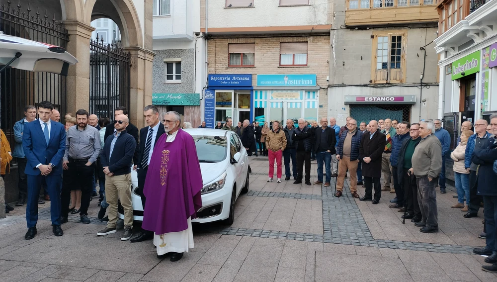 Familiares y amigos aguardando a la entrada para la Iglesia. Familiares y amigos aguardando a la entrada para la Iglesia.