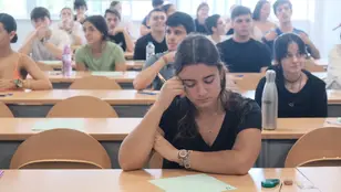 Un grupo de jóvenes realizando un examen de la EBAU
