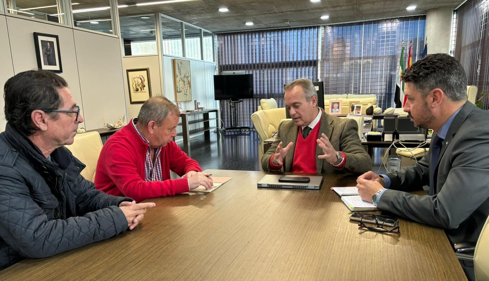 El consejero de infraestructuras traslada al alcalde de Cedillo la inversión de 2 millones de euros para el proyecto del puente El consejero de infraestructuras traslada al alcalde de Cedillo la inversión de 2 millones de euros para el proyecto del puente