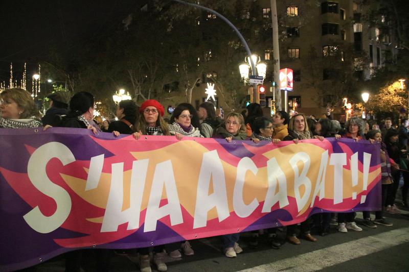 Más de un 70% de las mujeres catalanas tienen miedo de caminar por la calle de noche y sufrir una agresión sexual Más de un 70% de las mujeres catalanas tienen miedo de caminar por la calle de noche y sufrir una agresión sexual