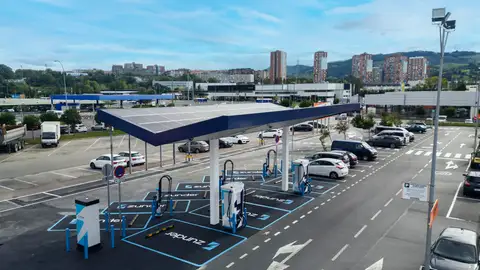 Zunder y Obramat Inauguran la Primera Estación de Carga Ultra-rápida en Sestao .