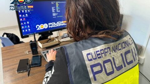 La Policía Nacional detiene infraganti a una pareja mientras forzaban la persiana de un comercio en Elche La Policía Nacional detiene infraganti a una pareja mientras forzaban la persiana de un comercio en Elche