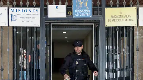 Un agente sale del edificio donde fue hallado el cuerpo del religioso suceso