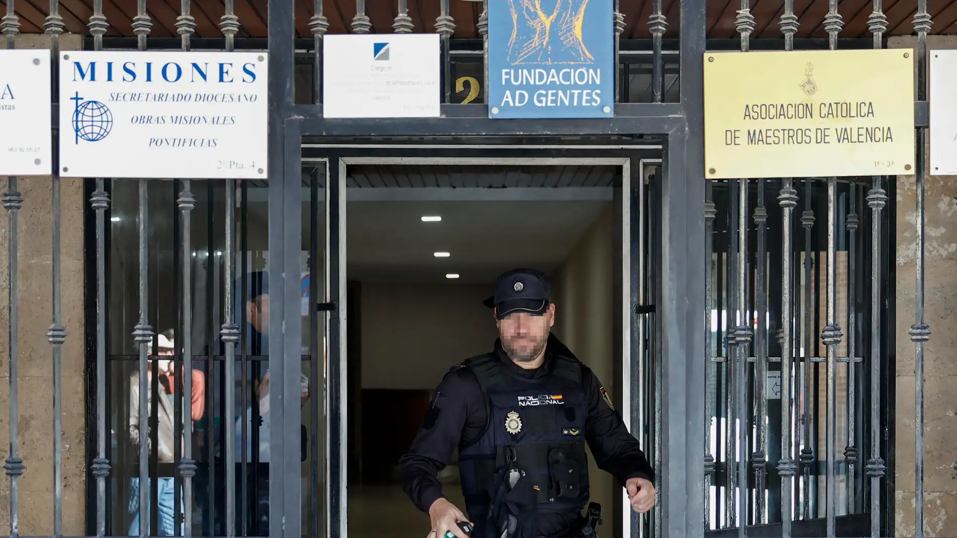 Un agente sale del edificio donde fue hallado el cuerpo del religioso