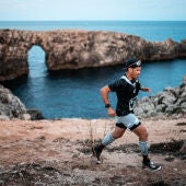 Deportista participando en una trail celebrada en Menorca. 