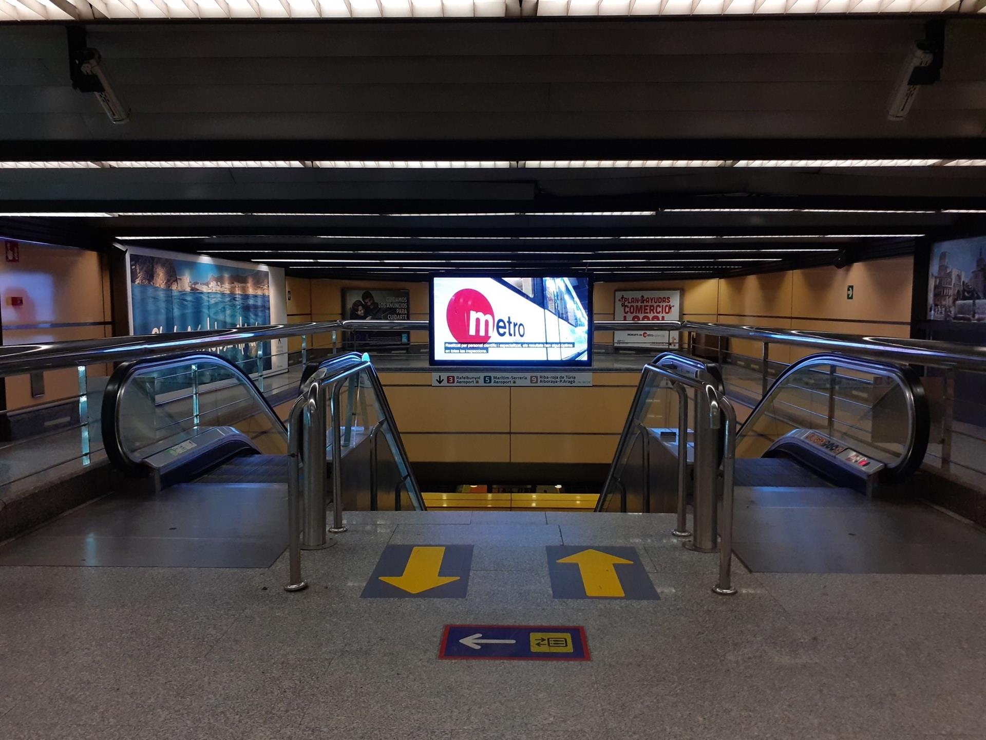 Muere en València una mujer al caer a las vías del metro en Ángel Guimerá Muere en València una mujer al caer a las vías del metro en Ángel Guimerá