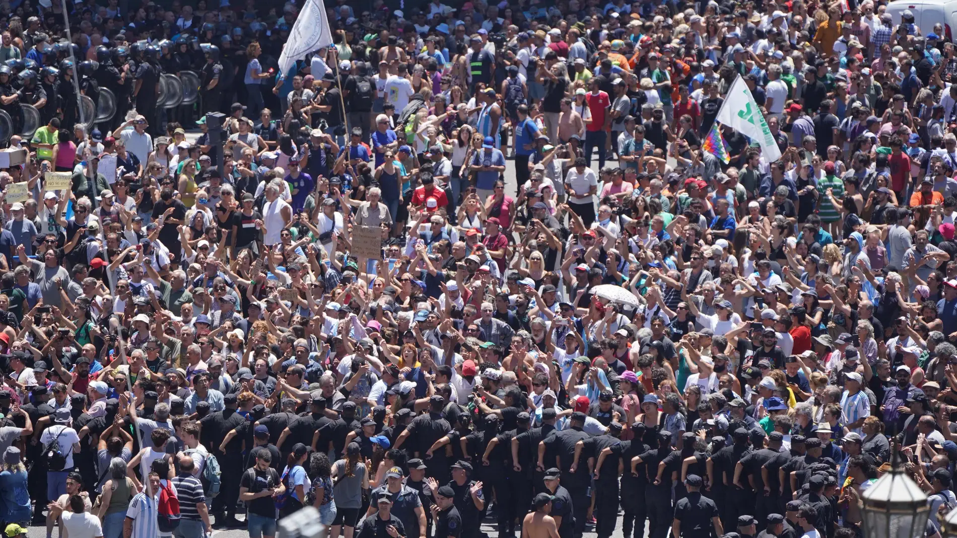 Argentina, Buenos Aires: La gente se encuentra frente a una fila de policías frente al Congreso y protesta contra los planes de reforma del gobierno ultraliberal del presidente Javier Milei