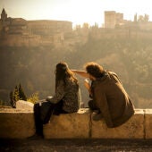 Dos personas observando las vistas de la Alhambra