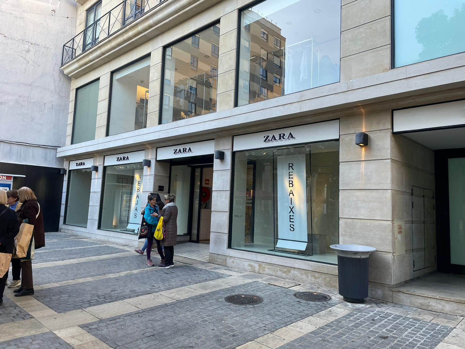 Zara baja la persiana en el centro de Castelló Zara baja la persiana en el centro de Castelló
