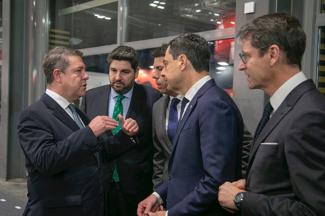 La conversación de Page con Moreno, Mazón y López Miras: "A mí están a punto de extraditarme" La conversación de Page con Moreno, Mazón y López Miras: "A mí están a punto de extraditarme"