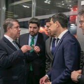 Emiliano García Page conversa con Fernando López Miras, Carlos Mazón y Juanma Moreno en Fitur