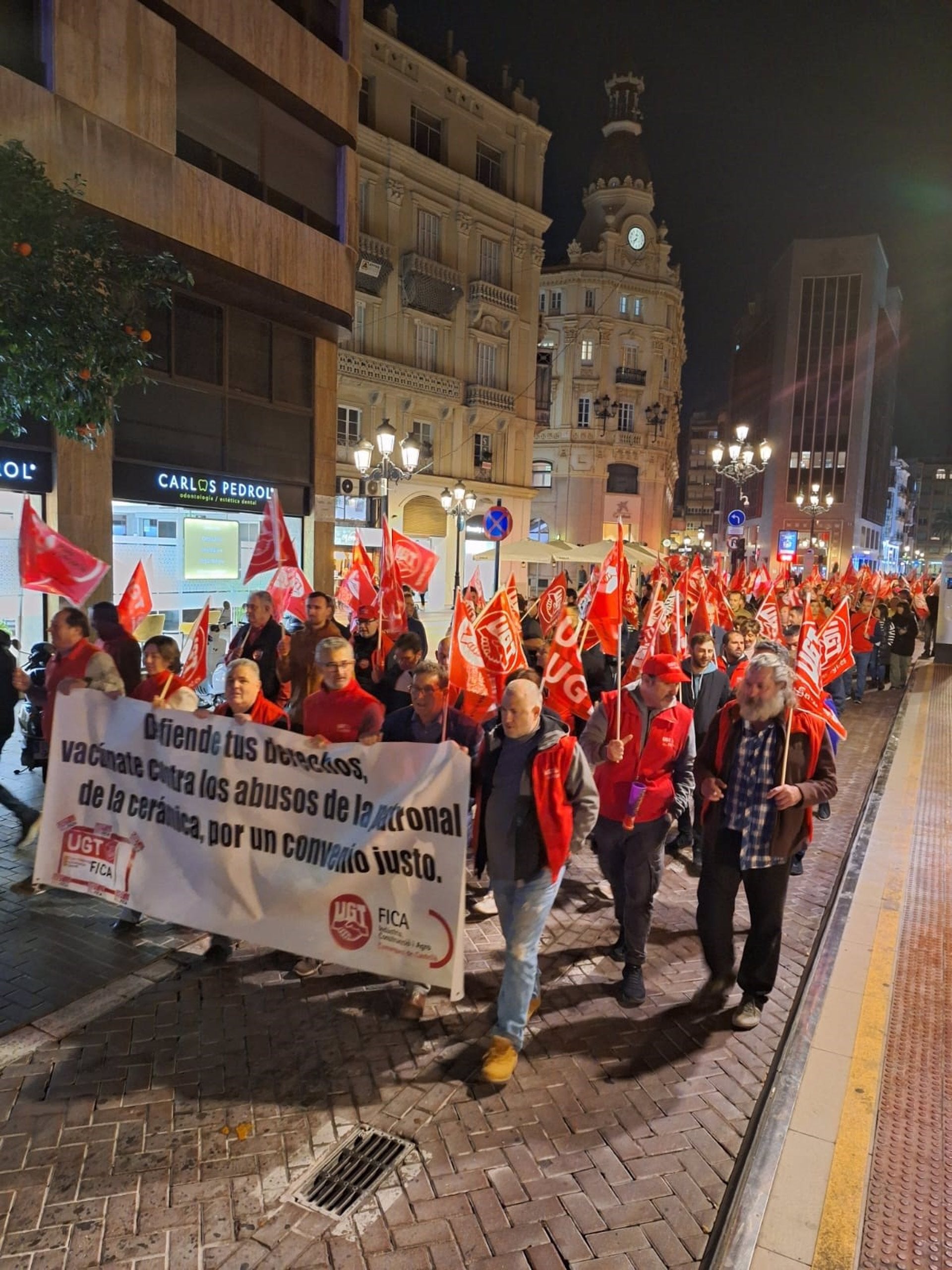 Trabajadores de la cerámica se manifiestan en Castelló ante su "merma grave" de ingresos y prestación de desempleo Trabajadores de la cerámica se manifiestan en Castelló ante su "merma grave" de ingresos y prestación de desempleo