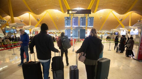 Varias personas en el aeropuerto Adolfo Suárez Madrid-Barajas