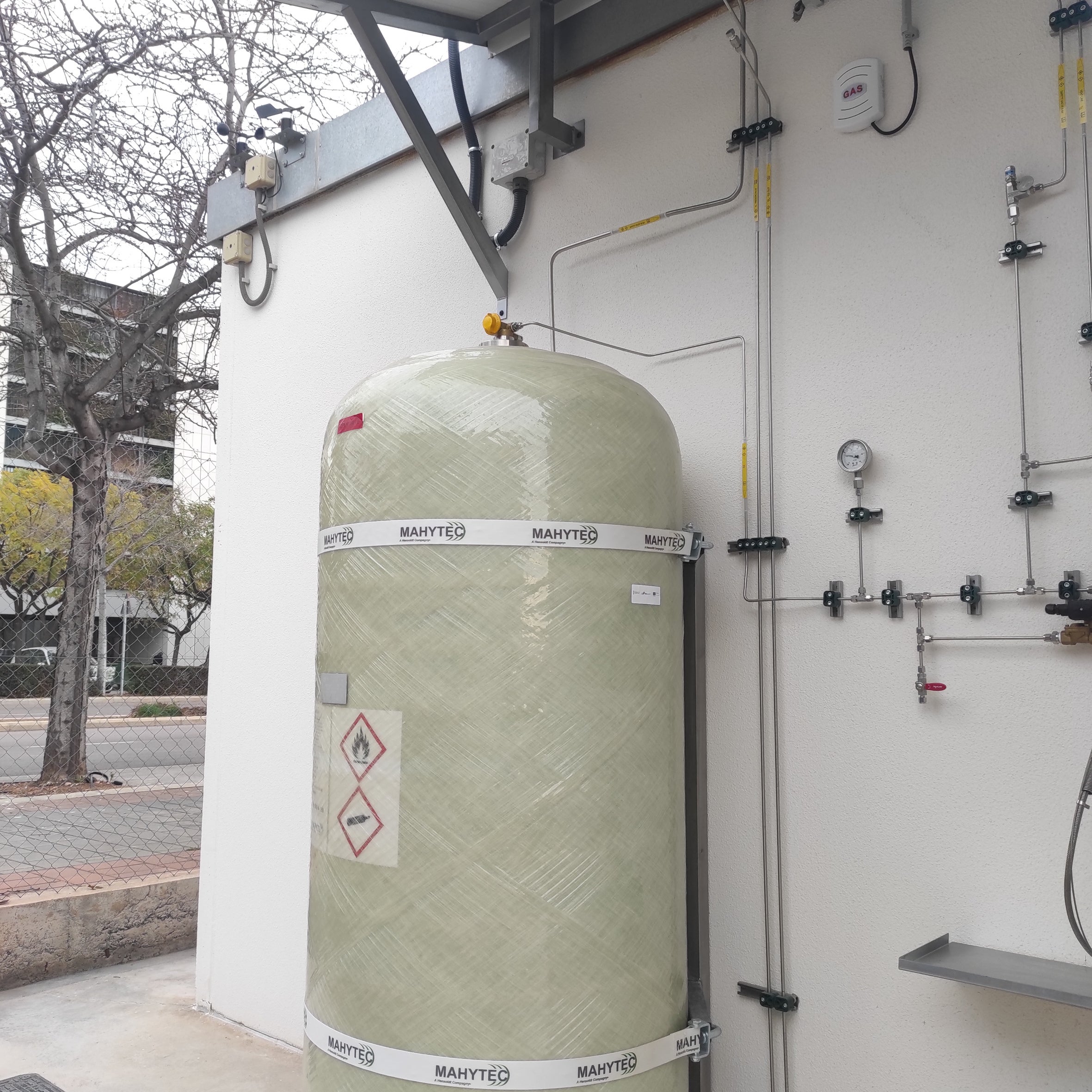 Espaitec y el Instituto de Materiales Avanzados instalan en el campus de la UJI un demostrador para la producción y almacenamiento de hidrógeno verde Espaitec y el Instituto de Materiales Avanzados instalan en el campus de la UJI un demostrador para la producción y almacenamiento de hidrógeno verde