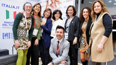 Carles Lamelo en FITUR junto a la directoras de las oficinas turísticas de varios países Carles Lamelo en FITUR junto a la directoras de las oficinas turísticas de varios países