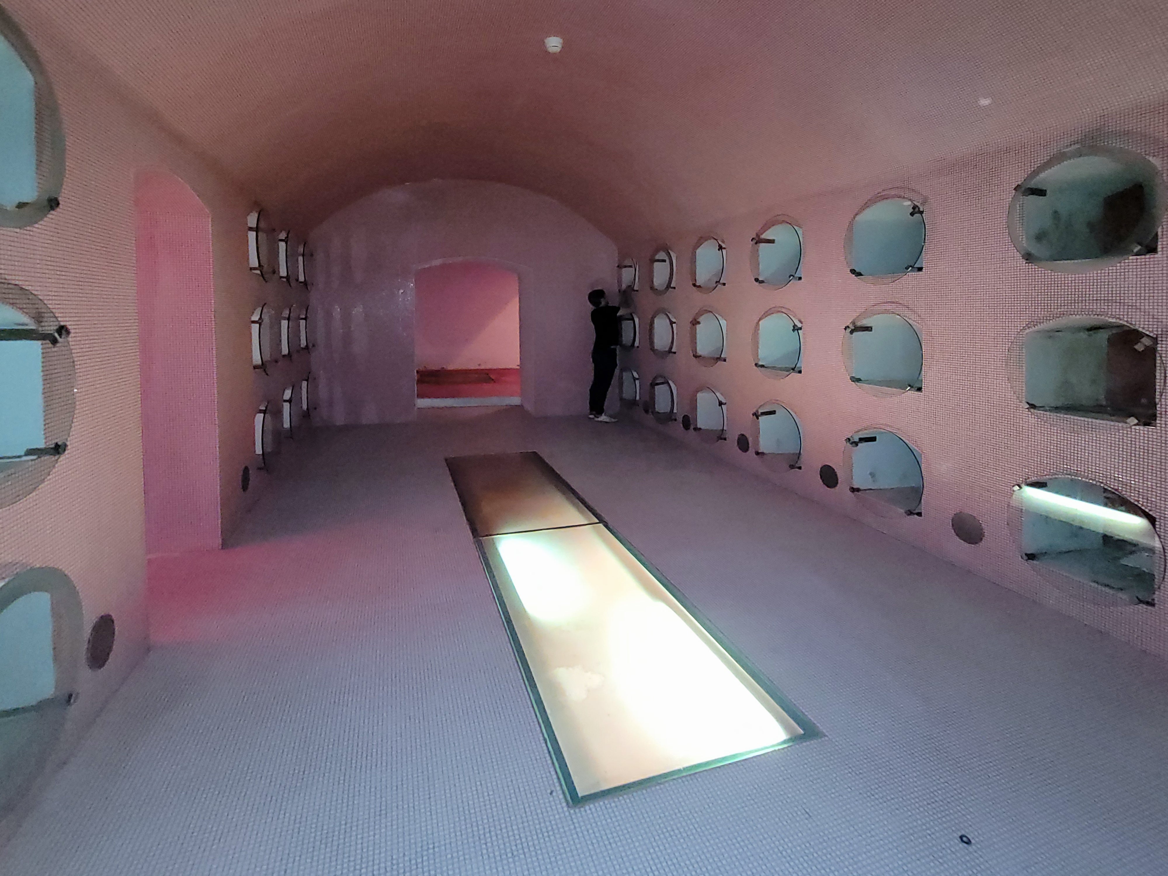 Descubre la cripta 'pop' del Convent dels Àngels de Barcelona Descubre la cripta 'pop' del Convent dels Àngels de Barcelona