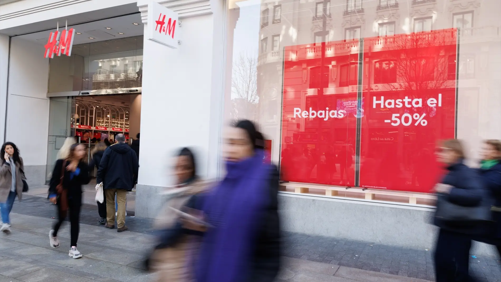 Varias personas caminan frente a una tienda de H&M/ Eduardo Parra / Europa Press