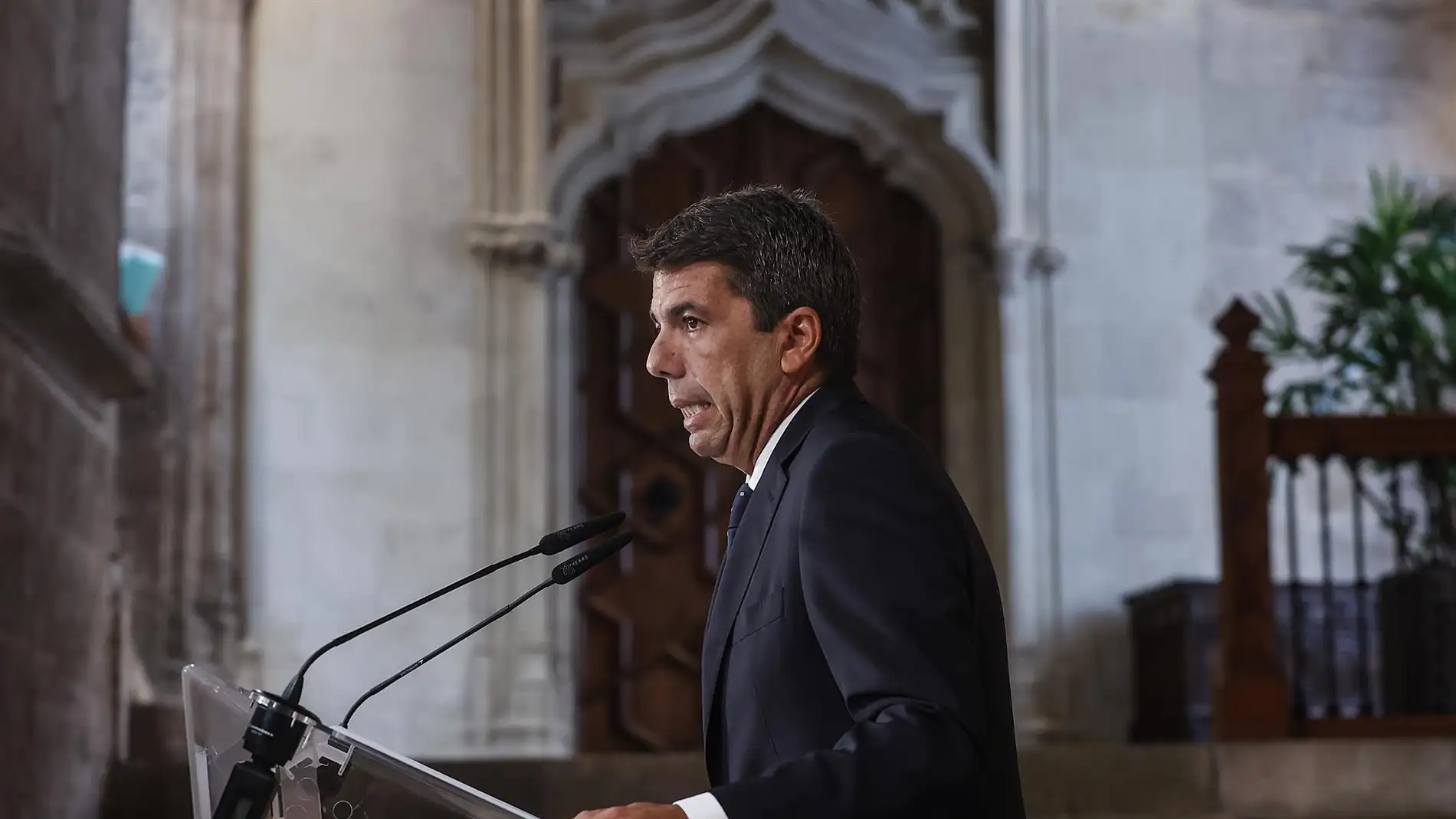 Archivo - El presidente de la Generalitat, Carlos Mazón, comparece en una rueda de prensa. -