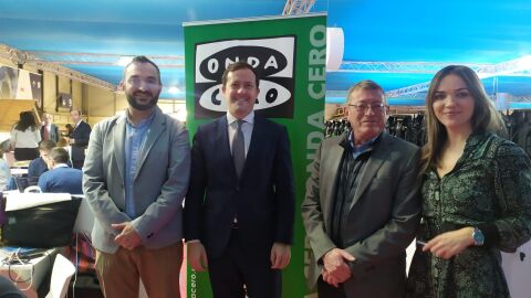 El director de Onda Cero Radio Toledo, &Oacute;scar San Mart&iacute;n, junto con el alcalde, Carlos Vel&aacute;lzquez y nuestros compa&ntilde;eros Eva Mart&iacute;nez y Javier Escudero. 