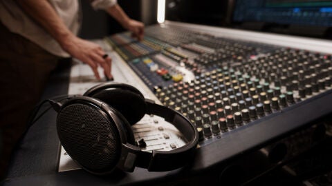Imagen de archivo de un estudio de edici&oacute;n de audio y m&uacute;sica