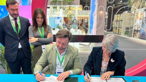El alcalde de Elche firma el convenio de colaboraci&oacute;n con OUIGO