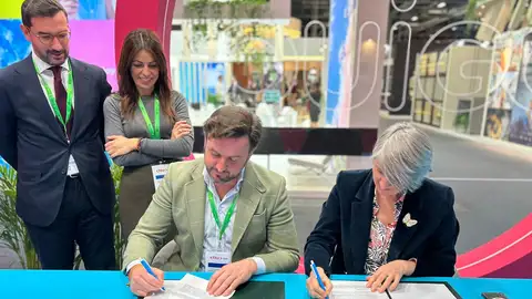 El alcalde de Elche firma el convenio de colaboración con OUIGO El alcalde de Elche firma el convenio de colaboración con OUIGO