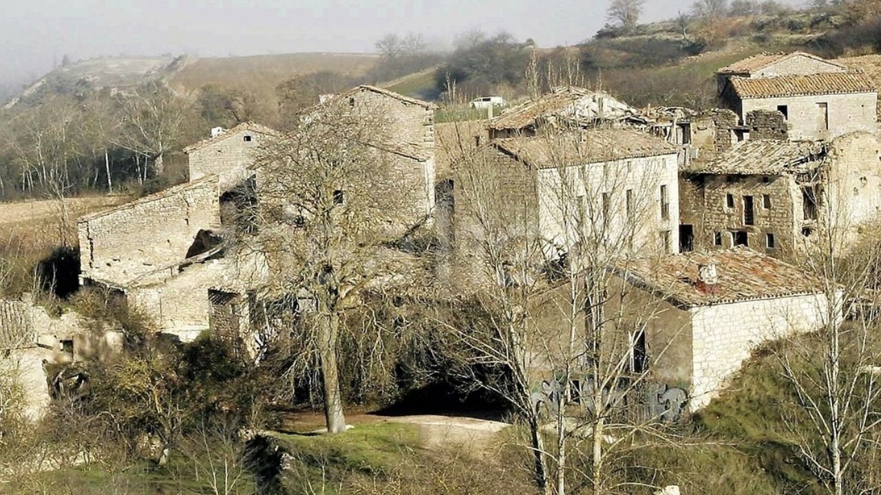 Una pareja holandesa compra un pueblo abandonado de España para hacer una ecoaldea Una pareja holandesa compra un pueblo abandonado de España para hacer una ecoaldea