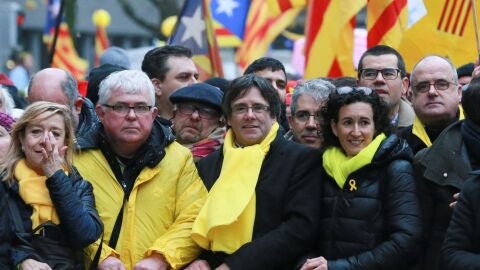 Foto de archivo de Carles Puigdemont, Francesc Homs y Marta Rovira, en una manifestaci&oacute;n independentista en Bruselas.