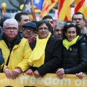 Foto de archivo de Carles Puigdemont, Francesc Homs y Marta Rovira, en una manifestación independentista en Bruselas.