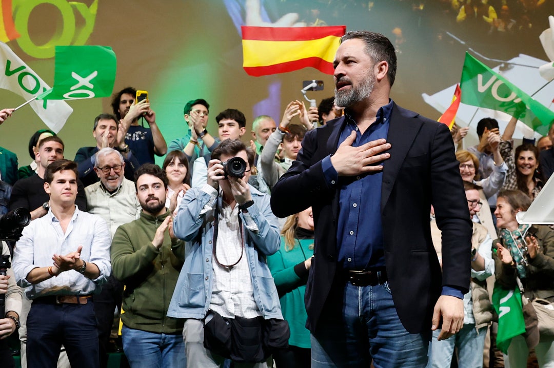 Abascal reivindica la vigencia de Vox y pide "no rendirse" tras ser reelegido presidente sin oposición Abascal reivindica la vigencia de Vox y pide "no rendirse" tras ser reelegido presidente sin oposición