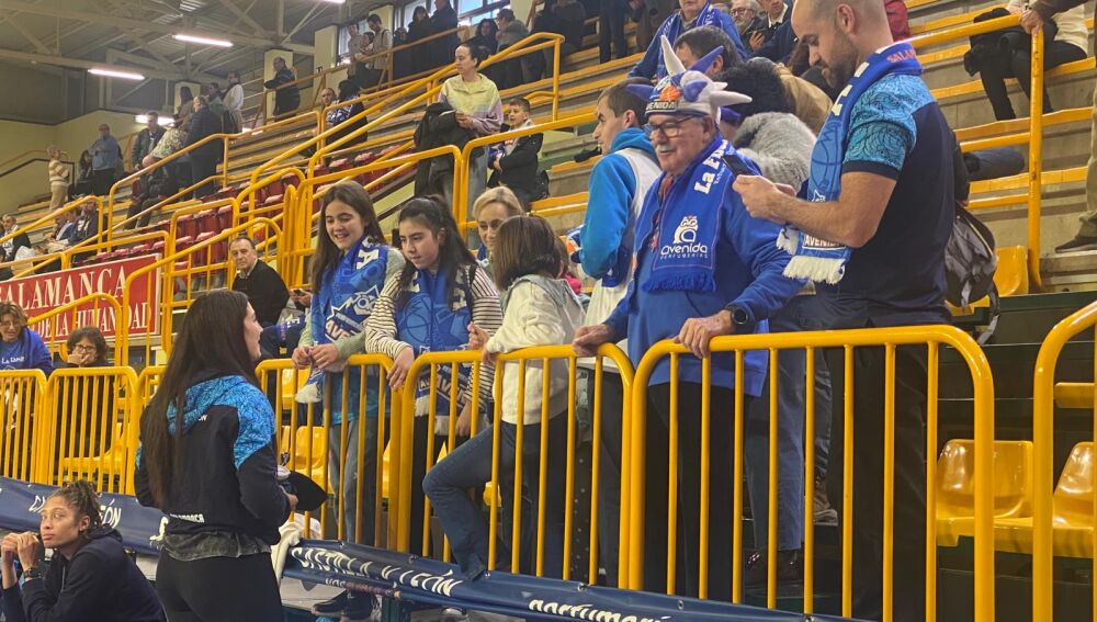 Fasoula conversa con varios aficionados